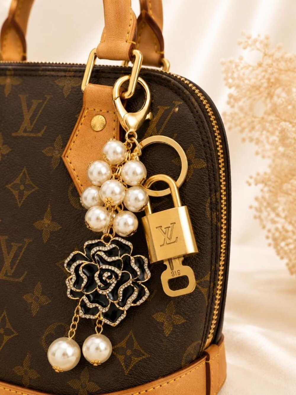 Louis Vuitton Gold Lock 🔑 Authentic LV Padlock + Unbranded Flower Bag Charm - Picture 2 of 9